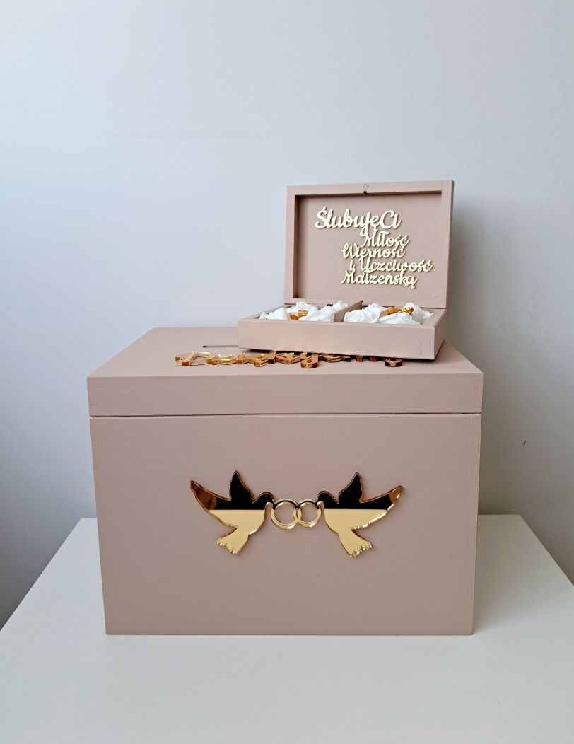 Beżowe pudełko na obrączki koperty złote lustrzane pleksi napisy ślub