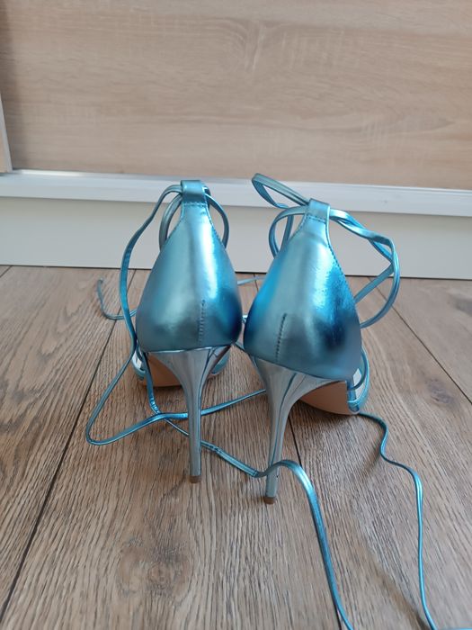 Błękitne szpilki ze sznurkiem