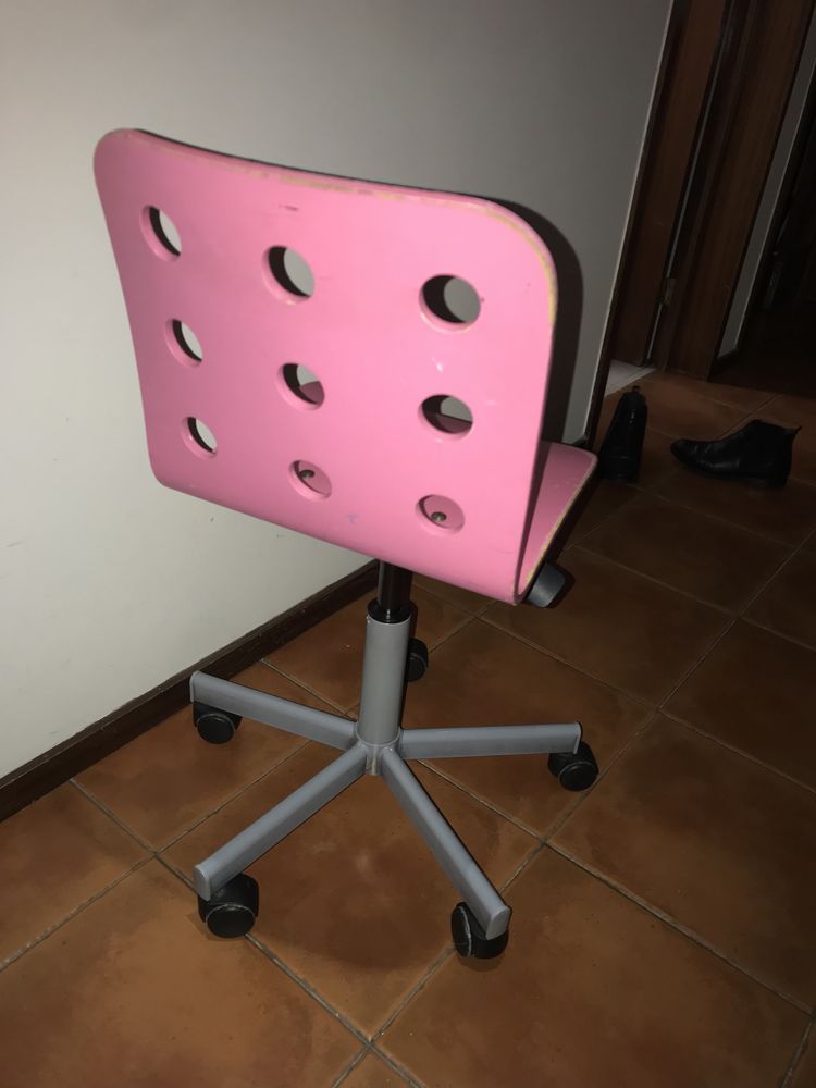 Cadeira cor de rosa para secretaria