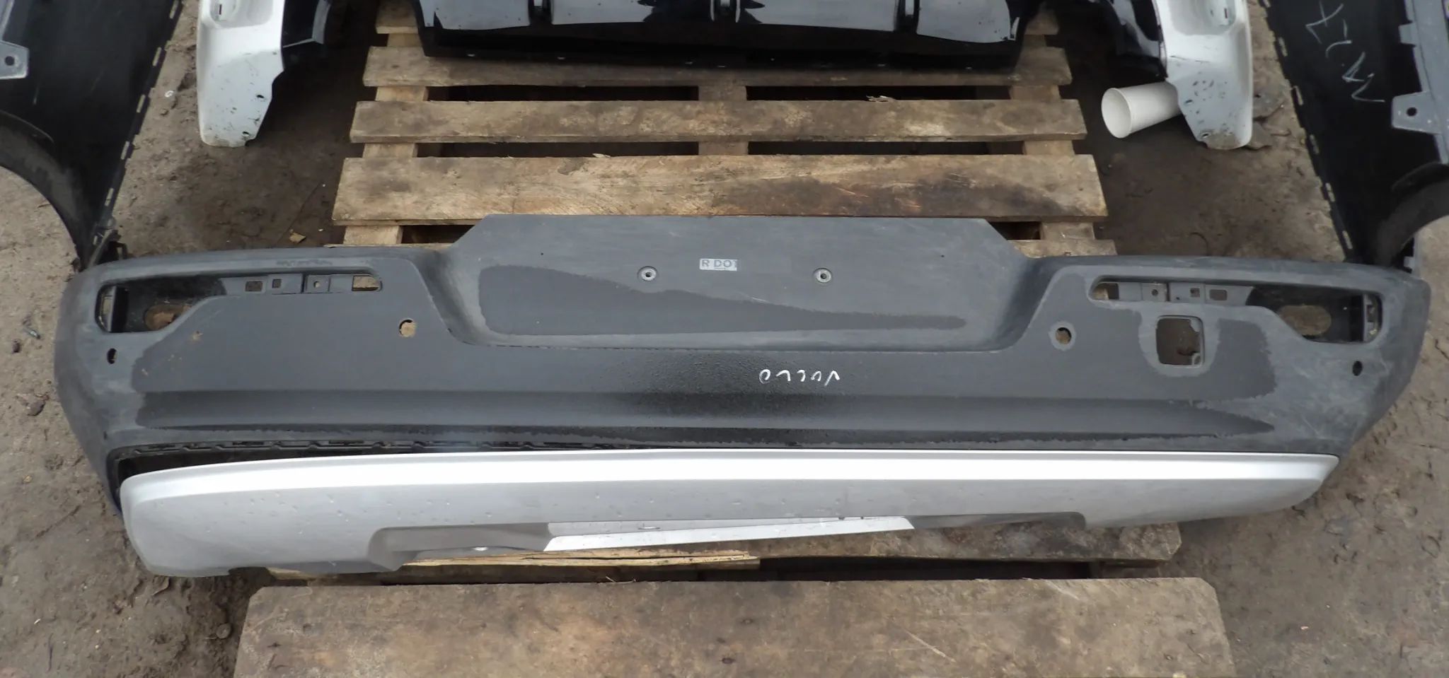 VOLVO XC40 - ŚRODKOWA OSŁONA TYLNEGO ZDERZAKA - 36011872