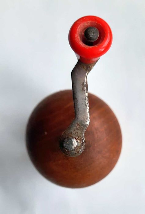 Młynek z korbką do pieprzu grzyb drewno cepelia  antyk zabytek PRL