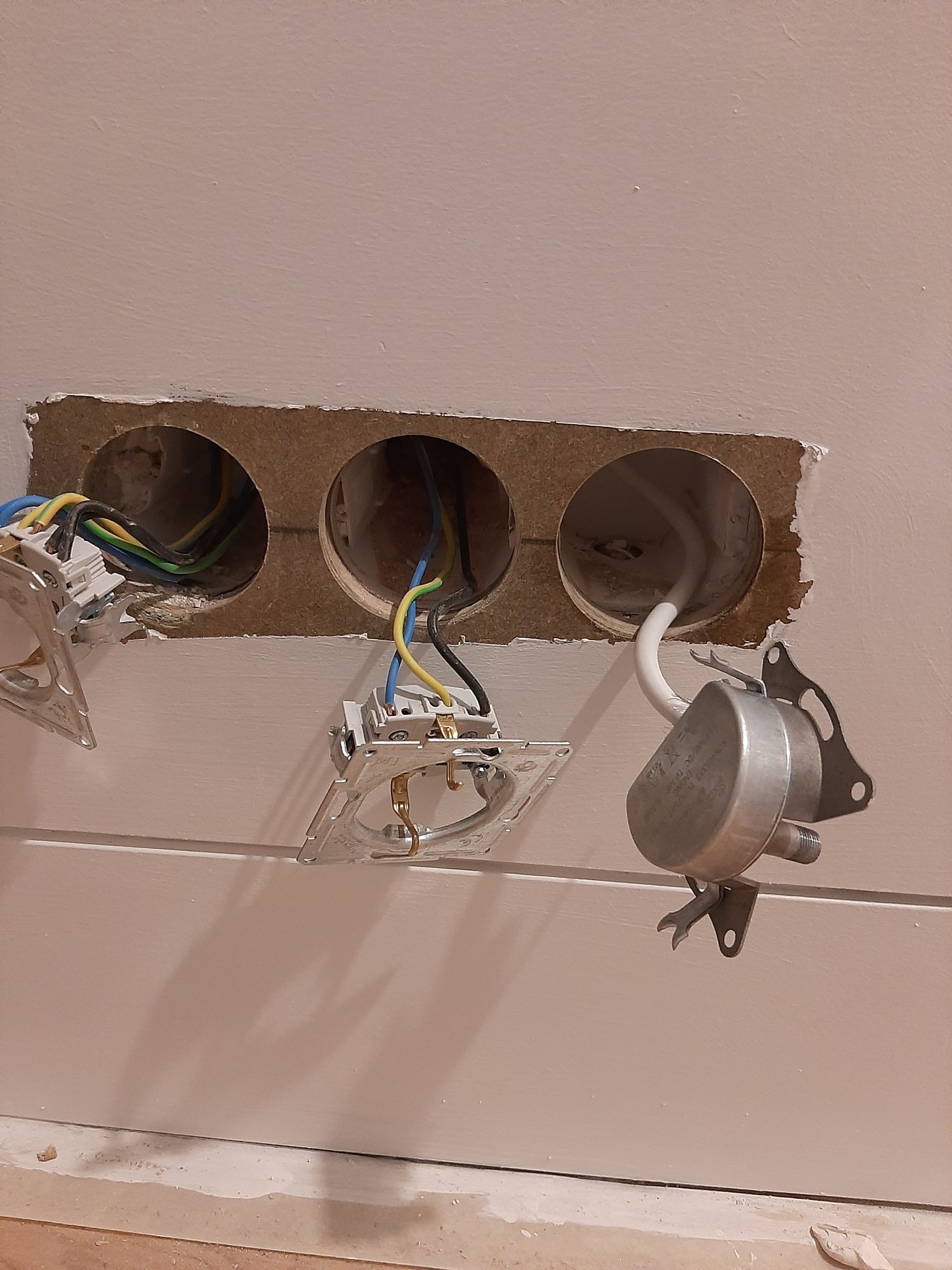 Eletricista técnico/ instalação elétrica 

* Remodelação e Manutenção