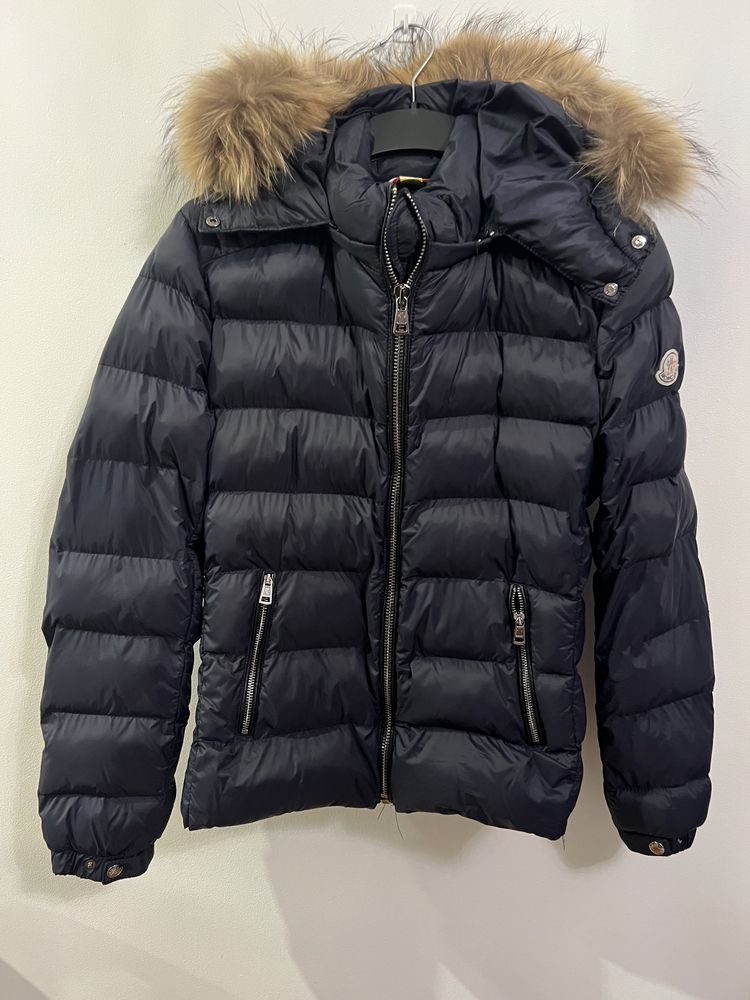 Kurtka granatowa z napisem Moncler