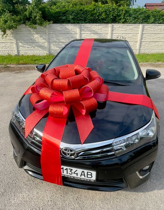 Яркий бант на машину – стильное украшение