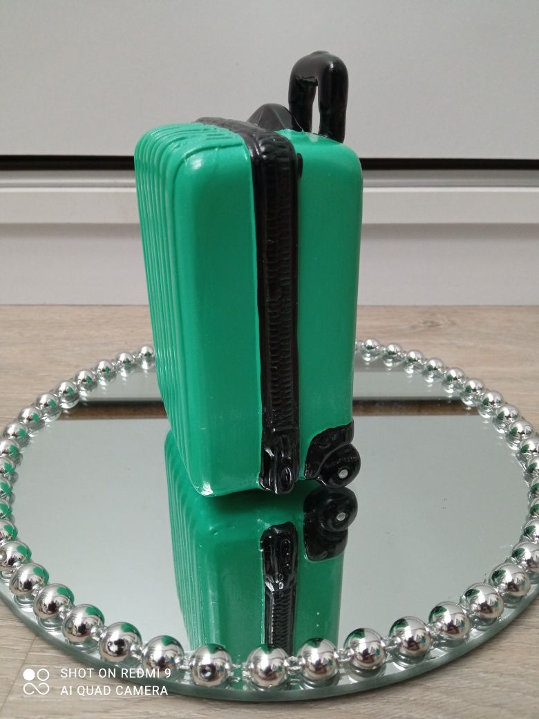 Zielona walizka skarbonka