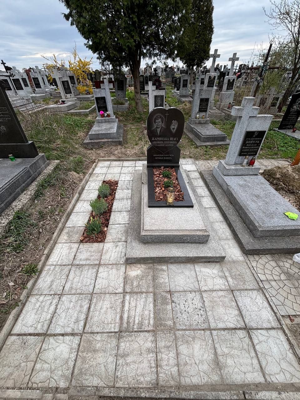 Благоустрій могил до моменту встановлення памʼятника.