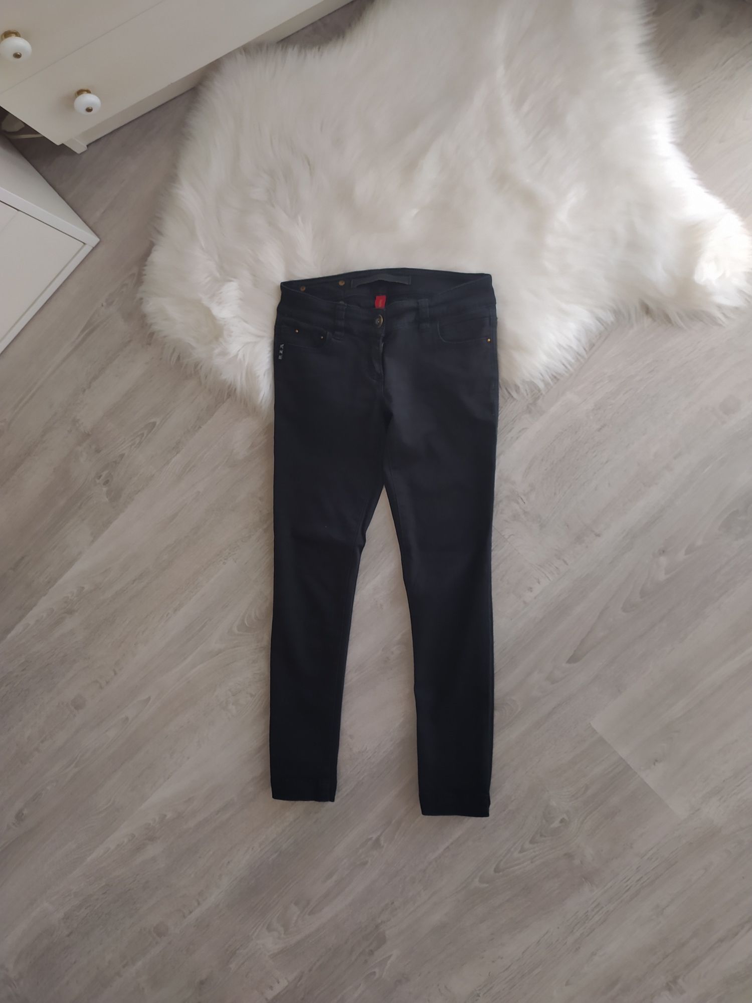 Czarne jeansowe dżinsowe spodnie rurki dżinsy River Island 34 xs