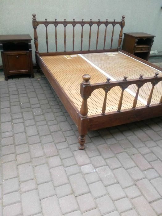 Solidne drewniane łóżko  160 x 200 + dwie szafki nocne.