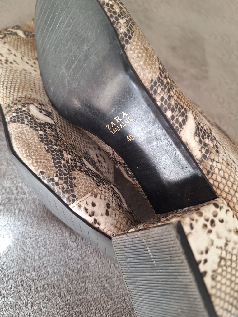 Botas em print da Zara
