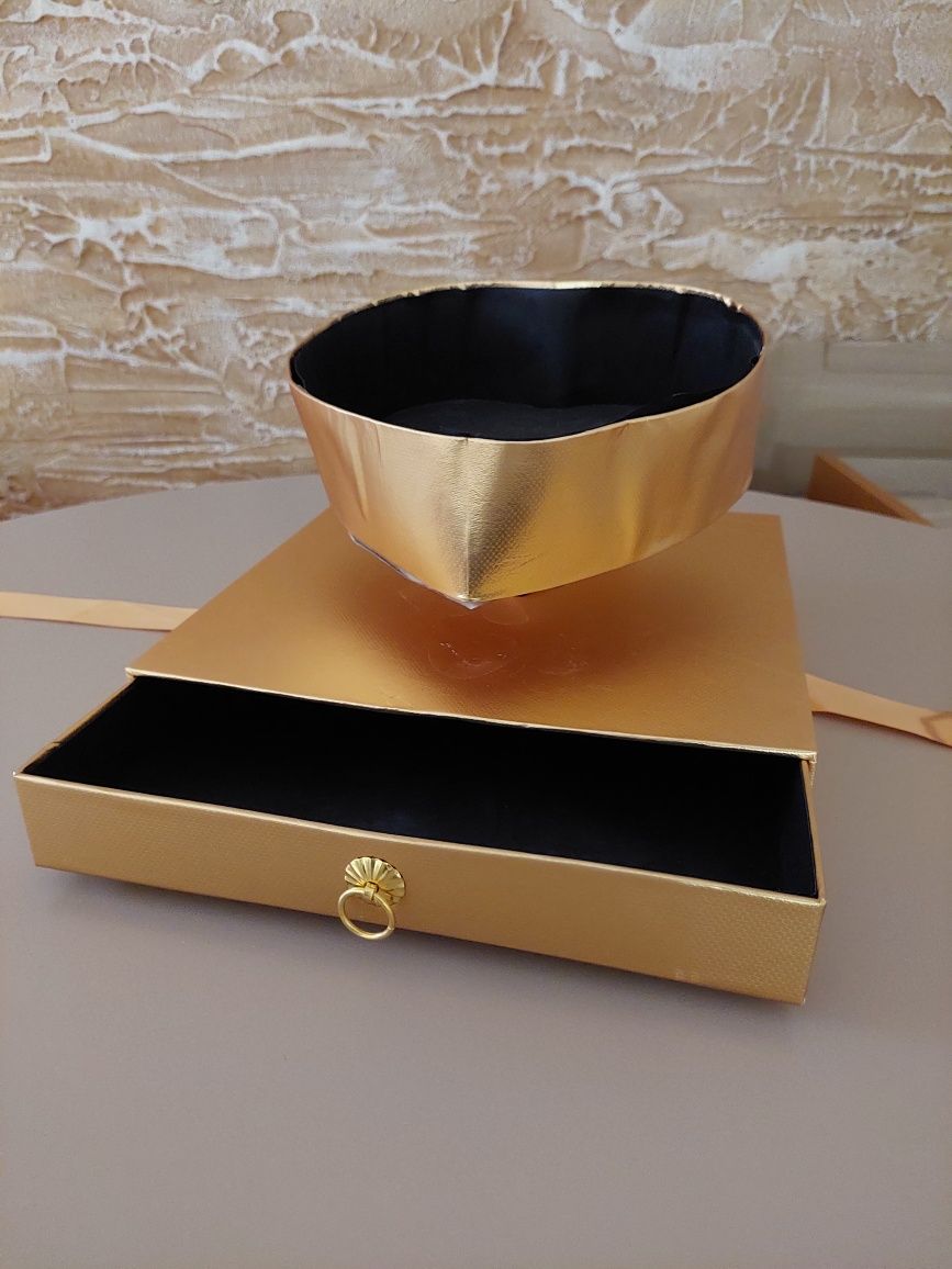 Коробка подарочная для цветов золотого цвета