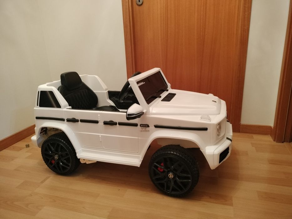 Carro Mercedes com comando