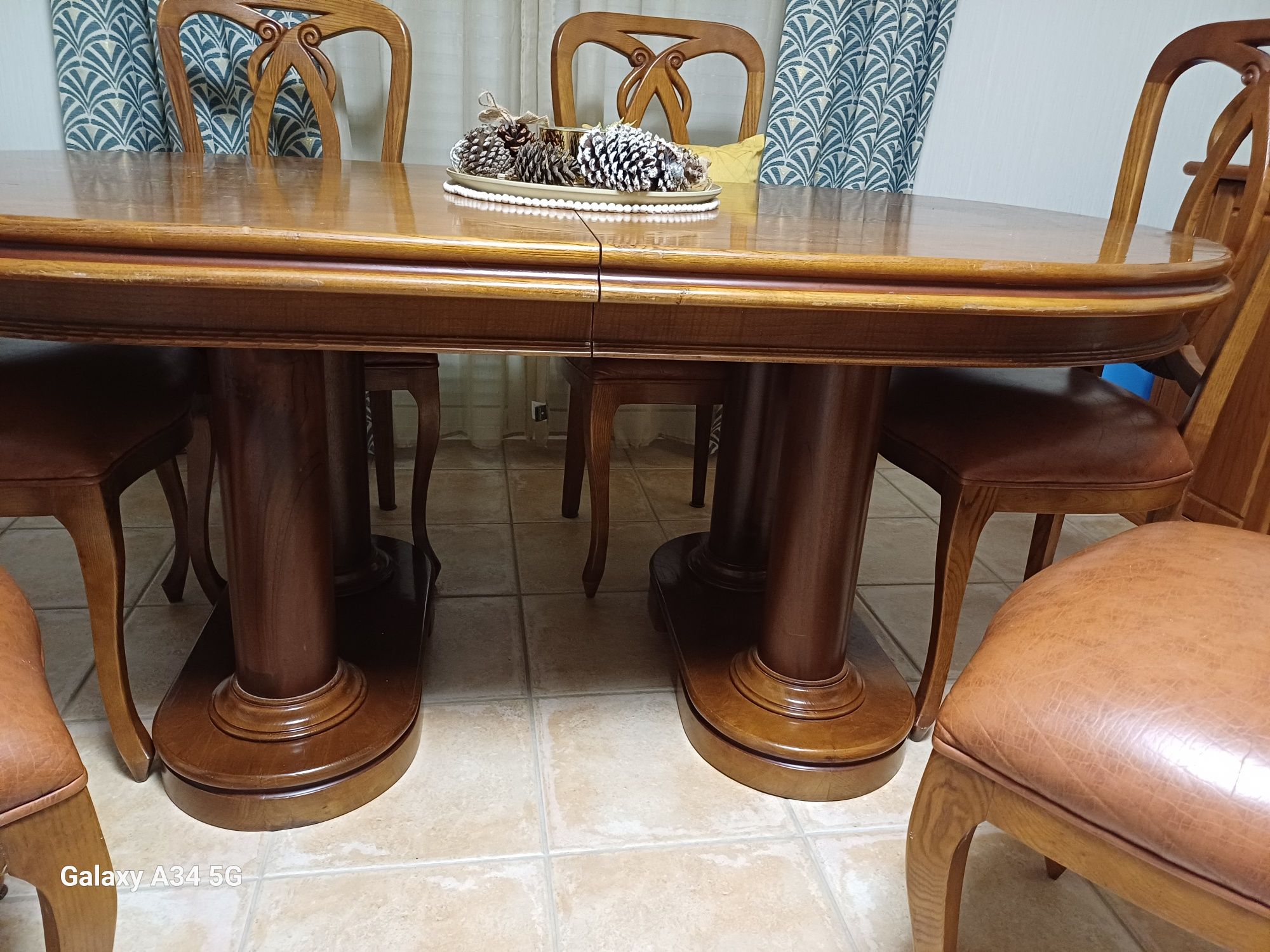 Mesa e 8 cadeiras de sala de jantar