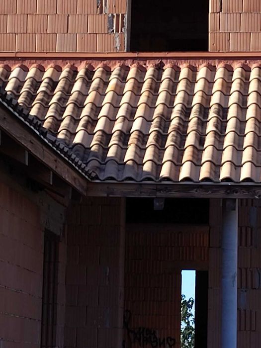 Теплий будинок нової будівлі з гаражем.