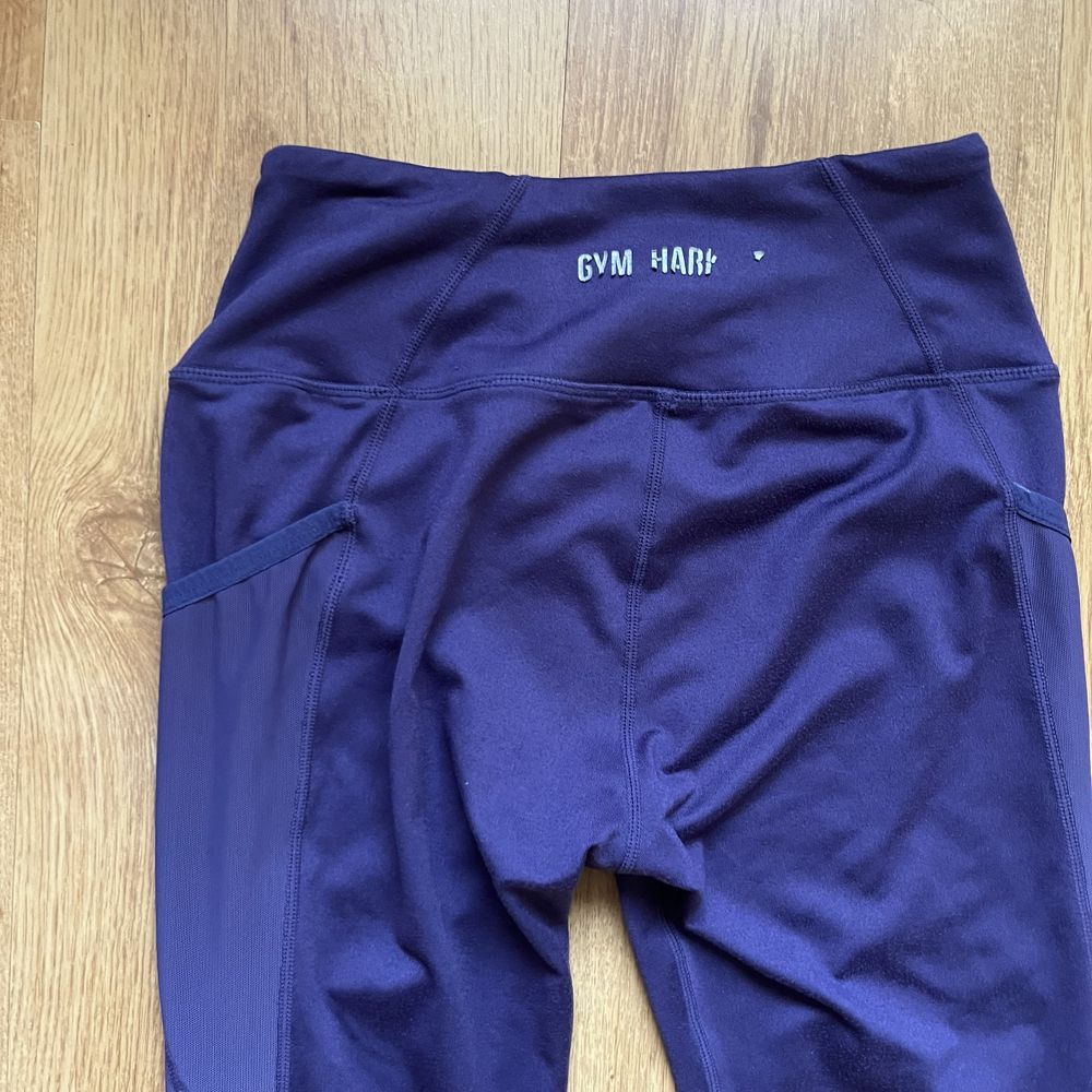 fioletowe legginsy spodnie na siłownię DRY z siateczką GymShark