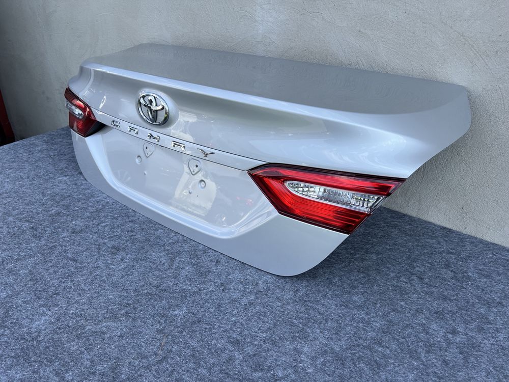 Ляда кришка багажника кляпа Camry v70 кемрі 70 сіра кришка багажника