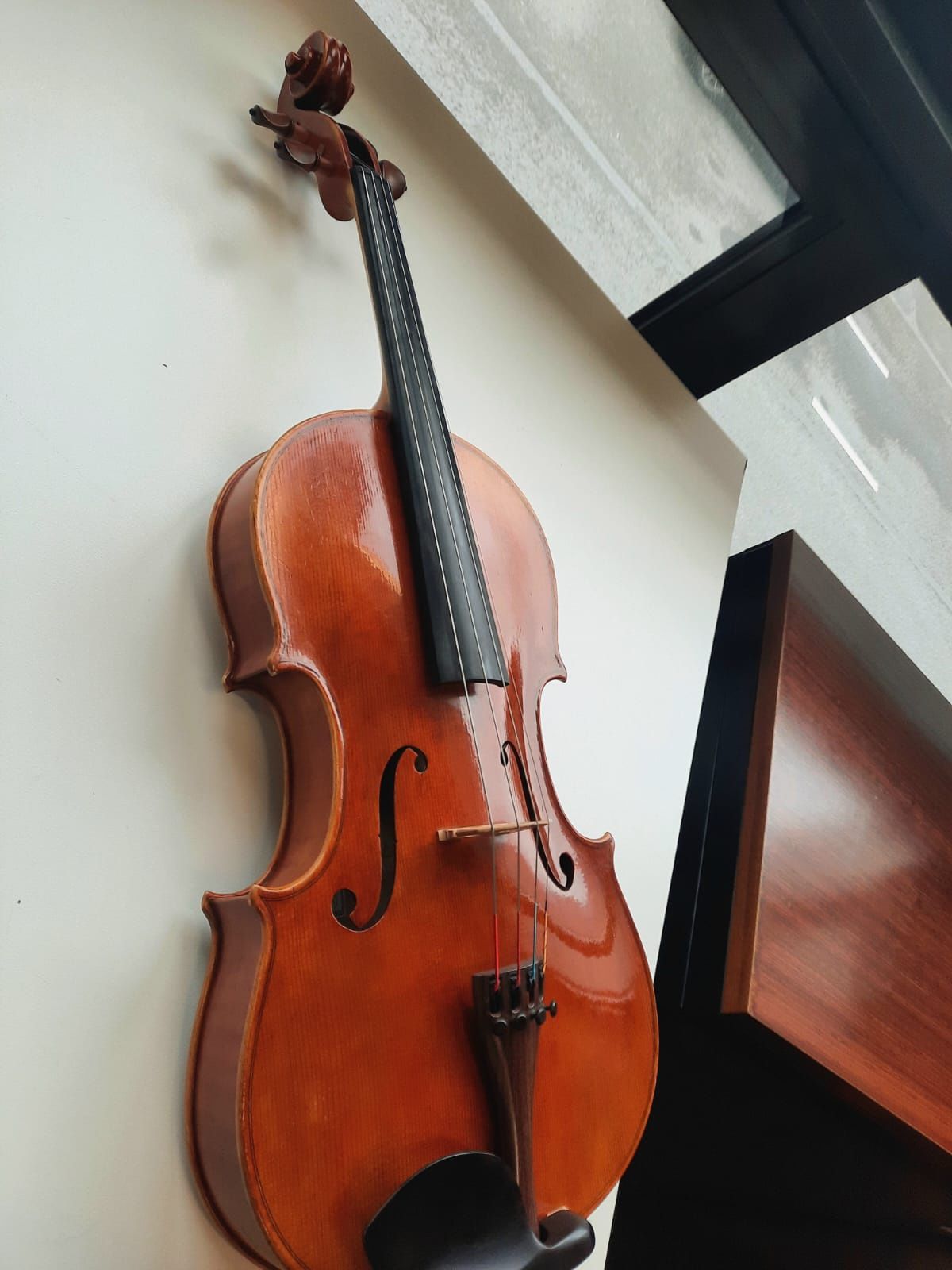 Viola d'arco construída em 2020 pela Luthier Elina Bushaguina, 41 cm