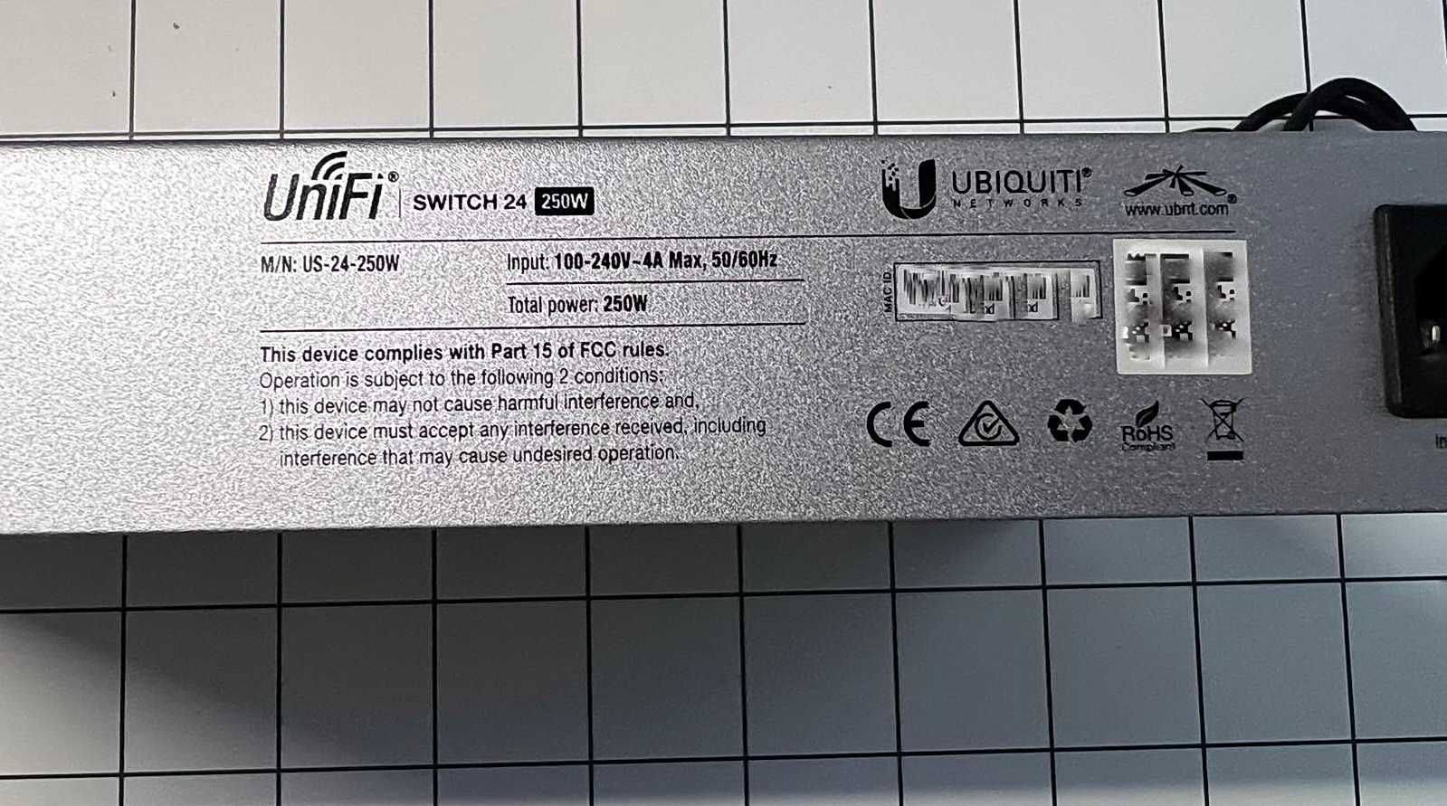 Комутатор Umbiquiti UniFi Switch US-24 POE 250W, 2xSFP, 24xGLAN Б/У