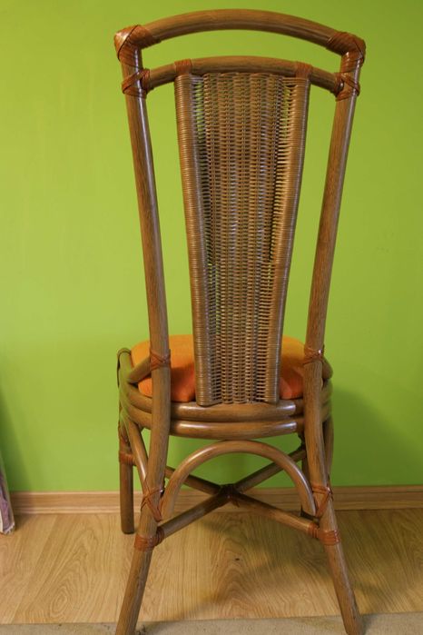 Wysokie krzesła z ratanu