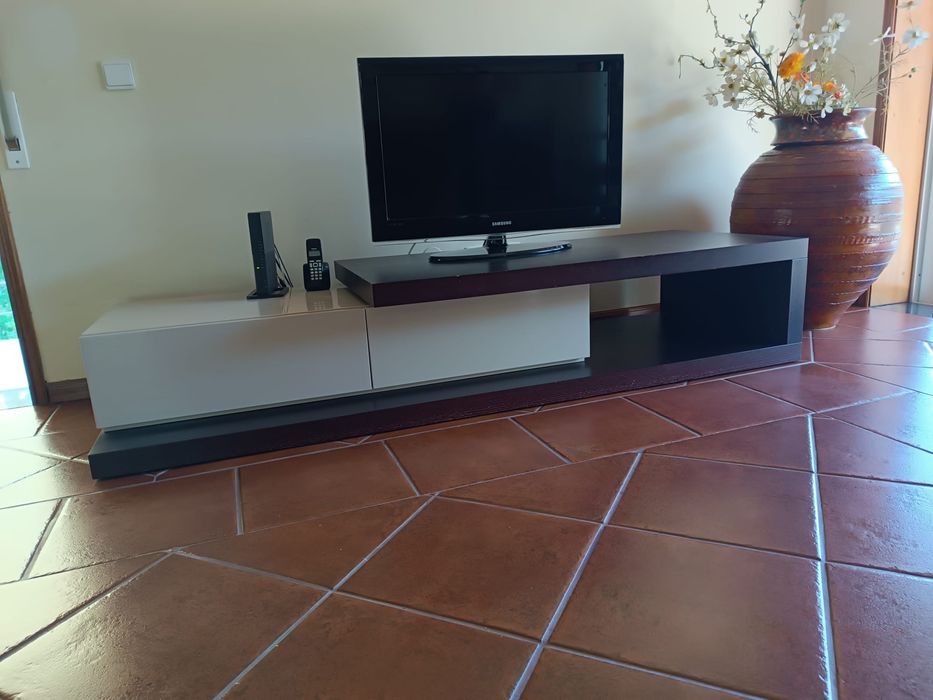 Móvel de TV moderno em ótimo estado + Tv