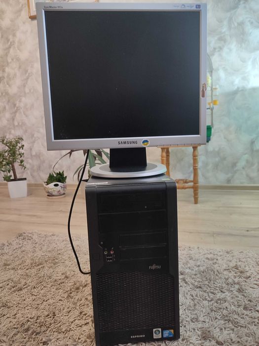 Комп'ютер: системний, монітор і клавіатура