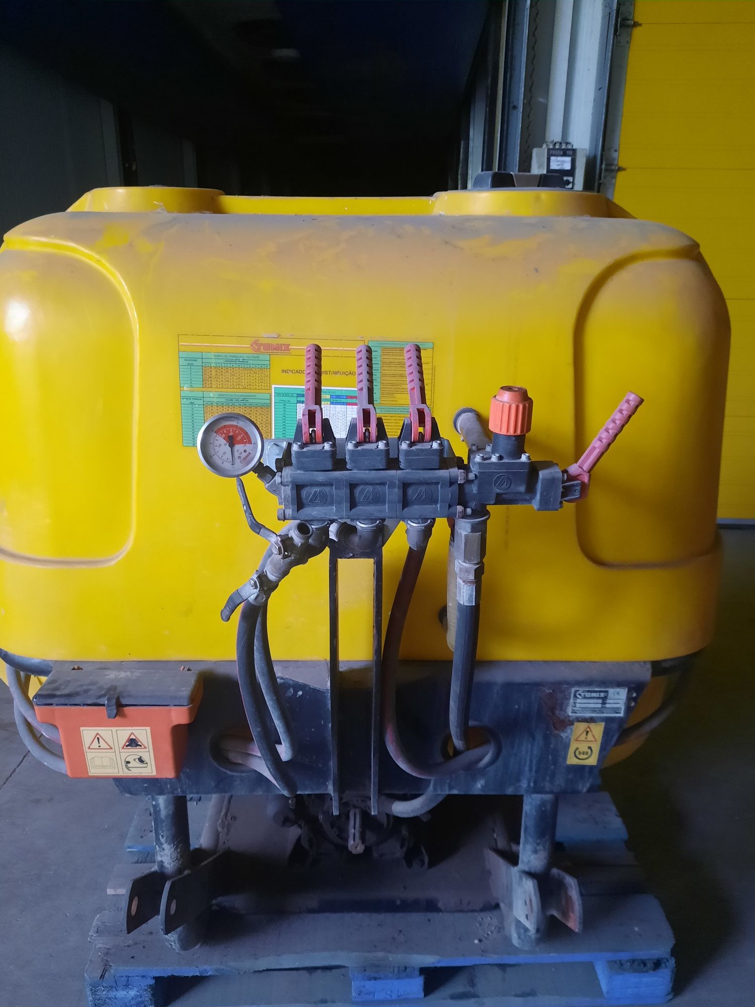 Pulverizador  800L barras 7.5m