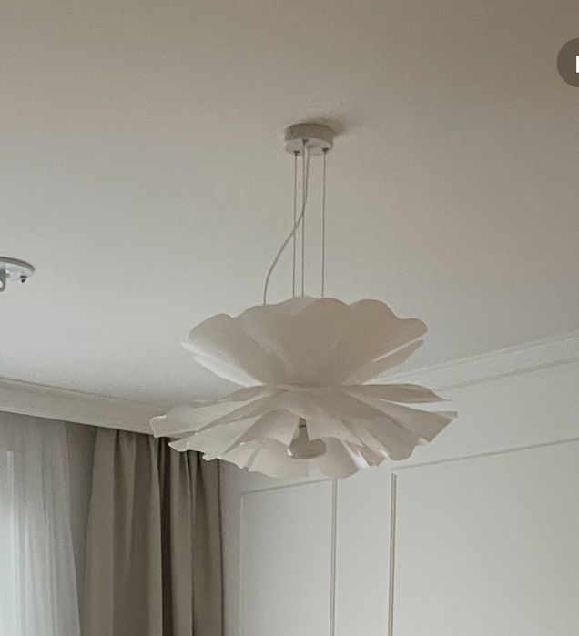 Lampa wiszaca kwiat biala