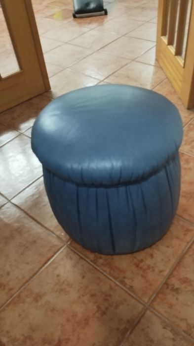 Puff/banco em pele genuína de apoio aos sofás