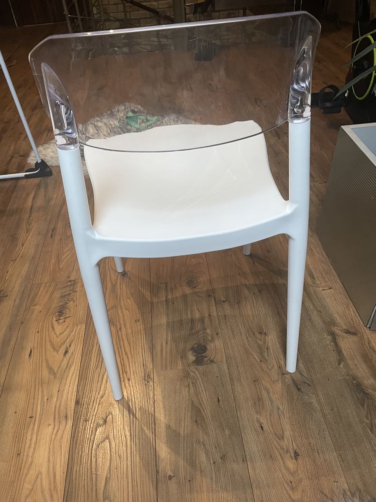 Krzesło białe nowoczesne z przezroczystymi plecami