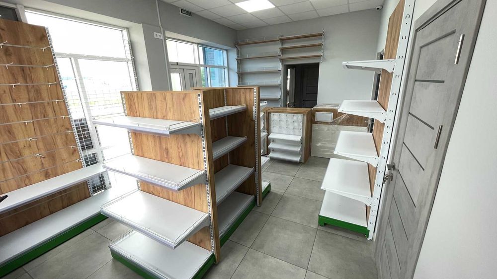 Металеві стелажі комбіновані з ДСП елементами.