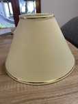 Abajour bege e dourado