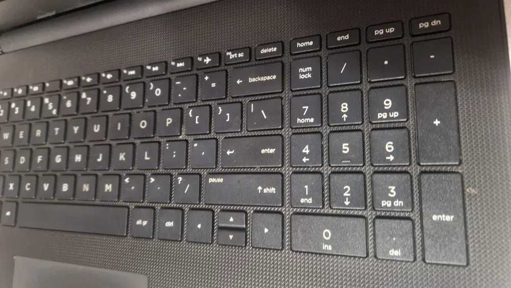 HP 15-bs102nw, Intel Core i5-8250U, Radeon 520, RAM 16 GB, SSD 500 GB