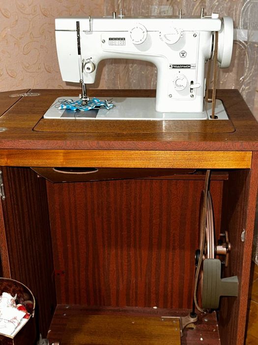 Продам швейну машину
