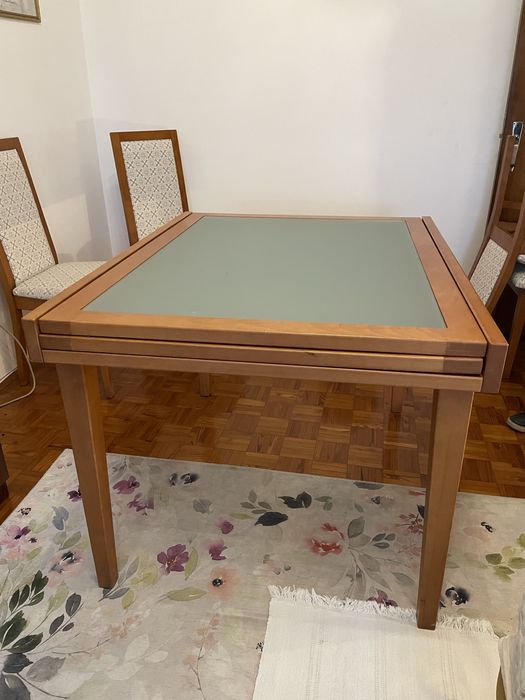Mesa de jantar extensível em madeira e vidro fosco