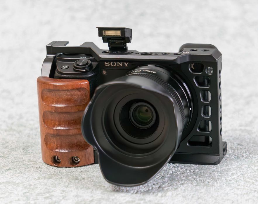 Sony a6300 + объектив AF F/2.8 27mm • APS-C 24,2 Мп • 4K • Wi-Fi • NFC