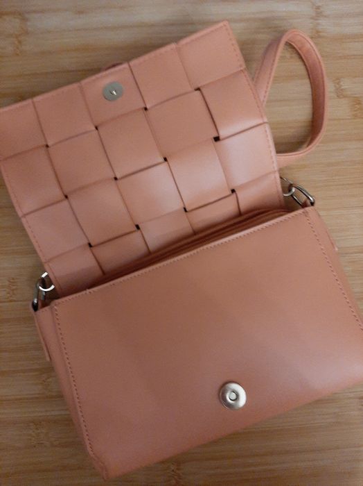 Mala tiracolo com entrançado