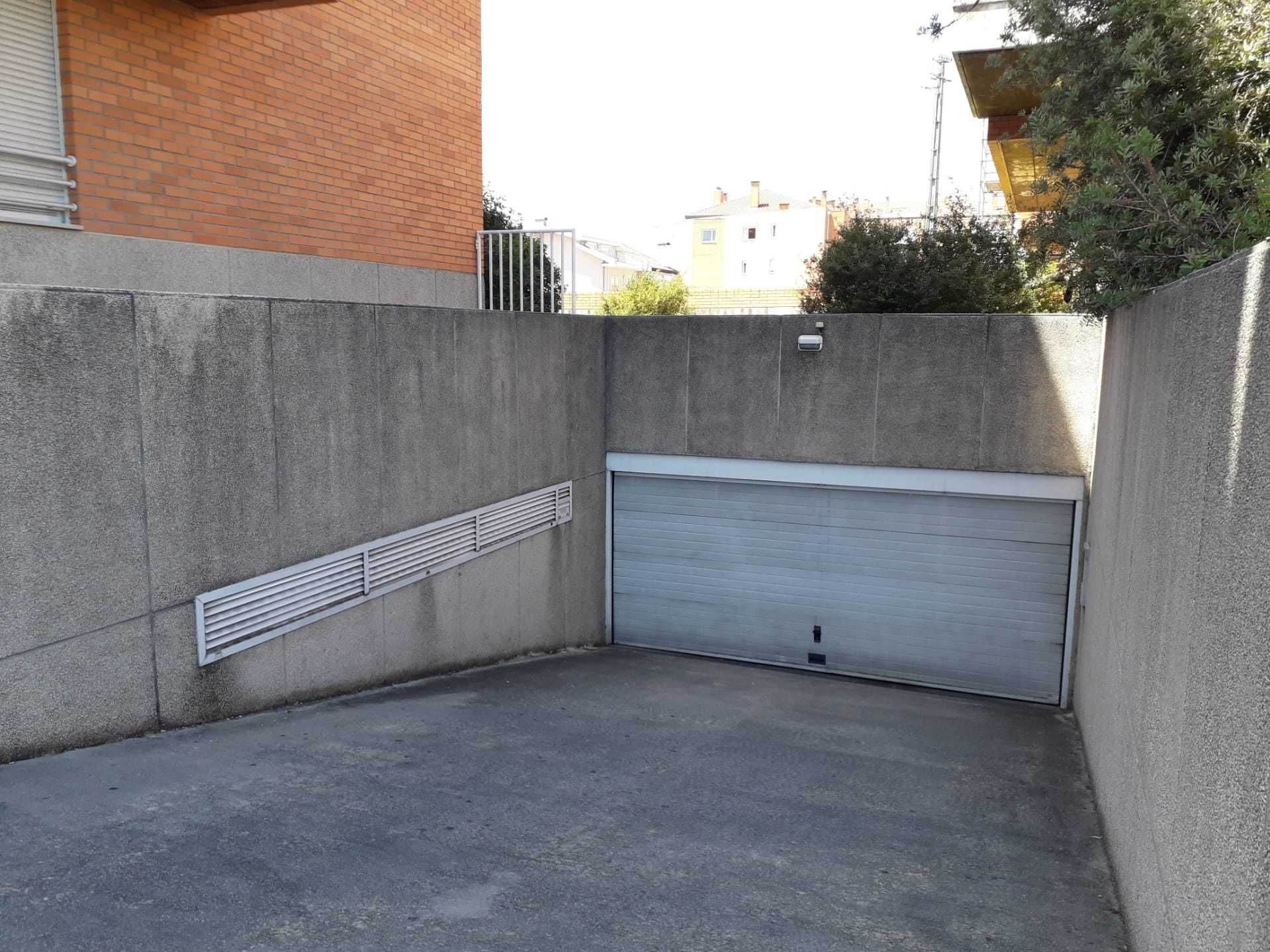 Lugar de estacionamento e arrumos frente Hospital S. João