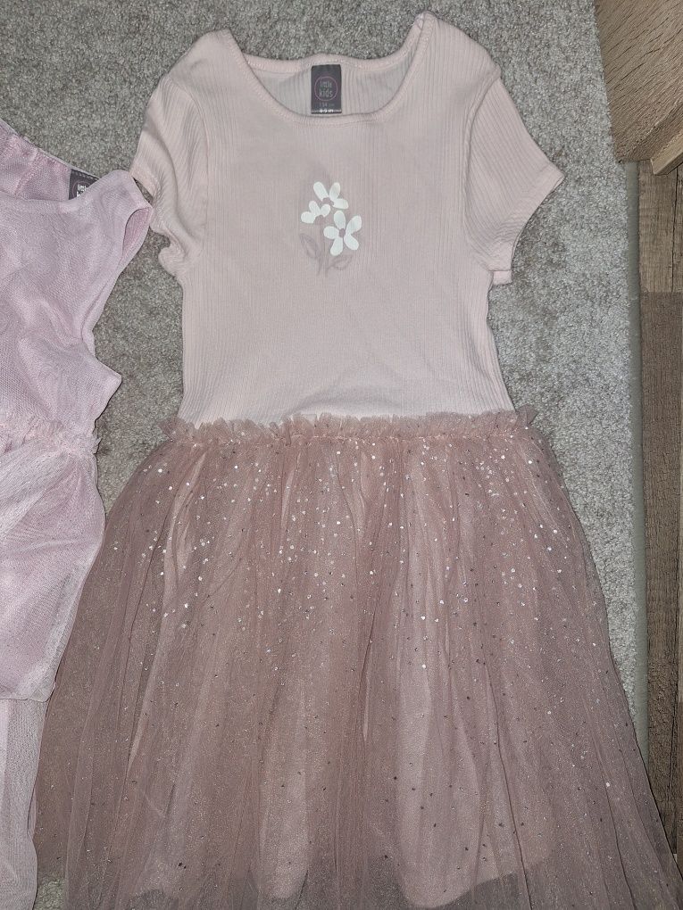 Piękne eleganckie tiulowe sukienki na specjalną okazję 128