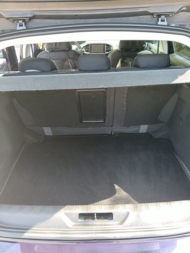 Peugeot 308 Allure 

Rocznik :2014 
Bezwypadkowy
Przebieg : 79550
OC w