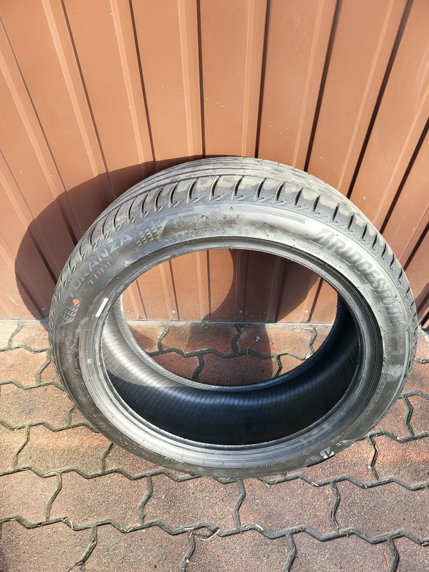 Opony Bridgestone 235/45R19