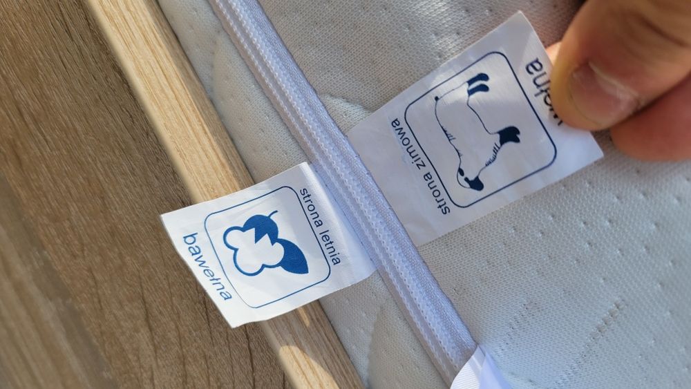 Łóżko z materacem