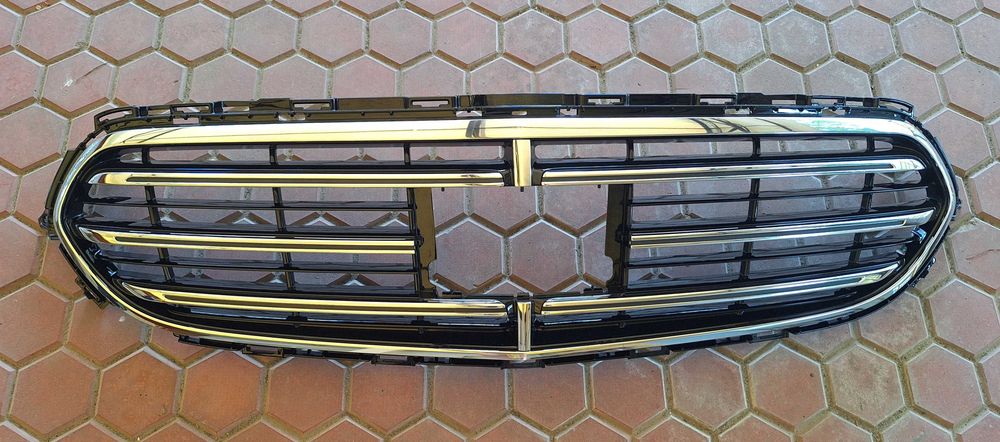 Нова оригінальна решітка Mercedes W213 / W223