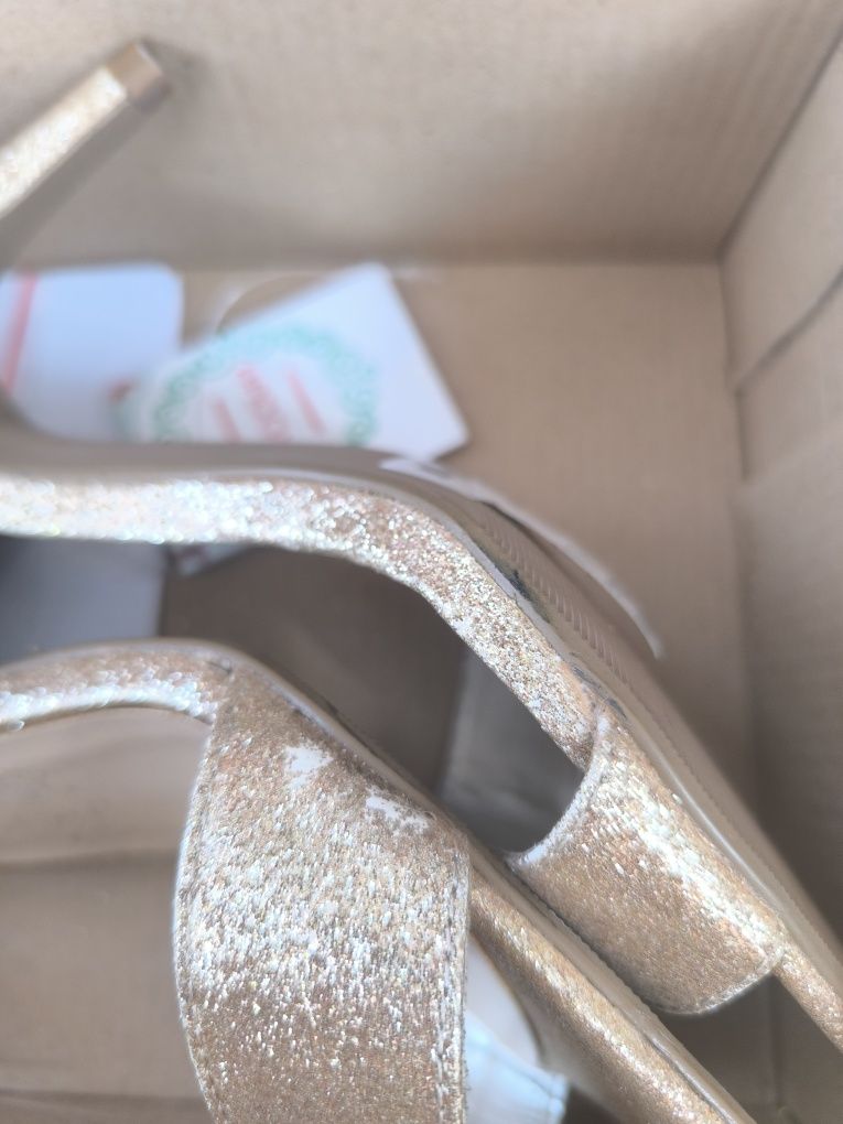 Buty na obcasie złote 39