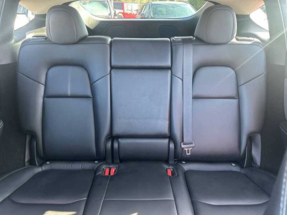 Tesla Model Y      2023