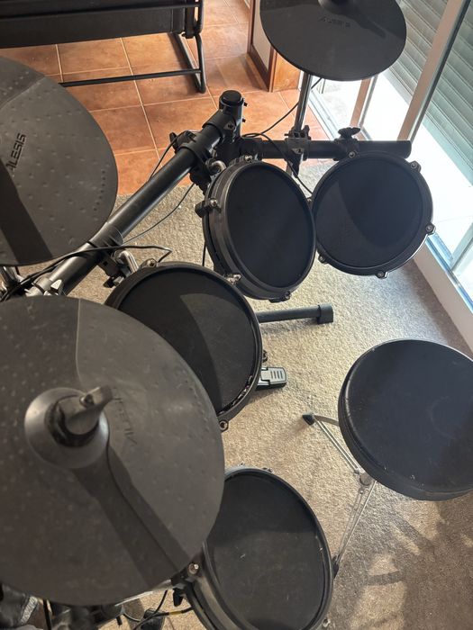 Bateria eletronica Alesis Turbo MeshKit + Banco