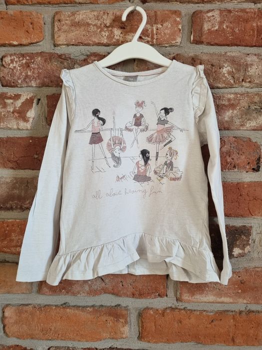 Biała bluzka z nadrukiem i falbankami