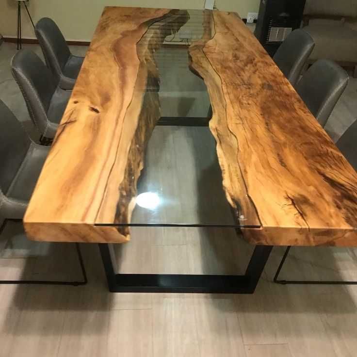 Stół z litego drewna i szkła – unikatowy stół „river table”
