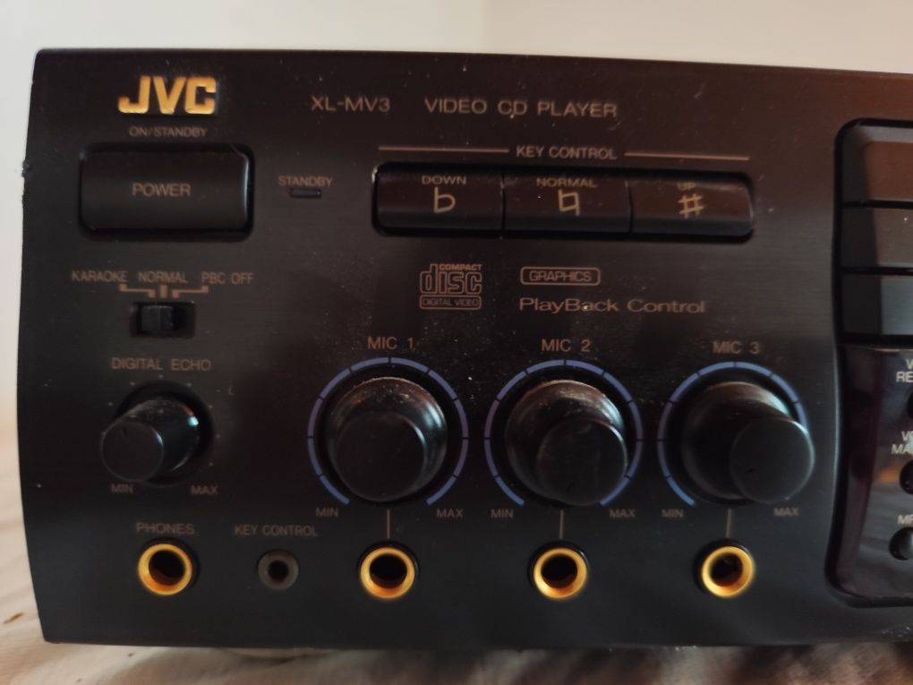 Video CD JVC com 3 prateleiras de CD
