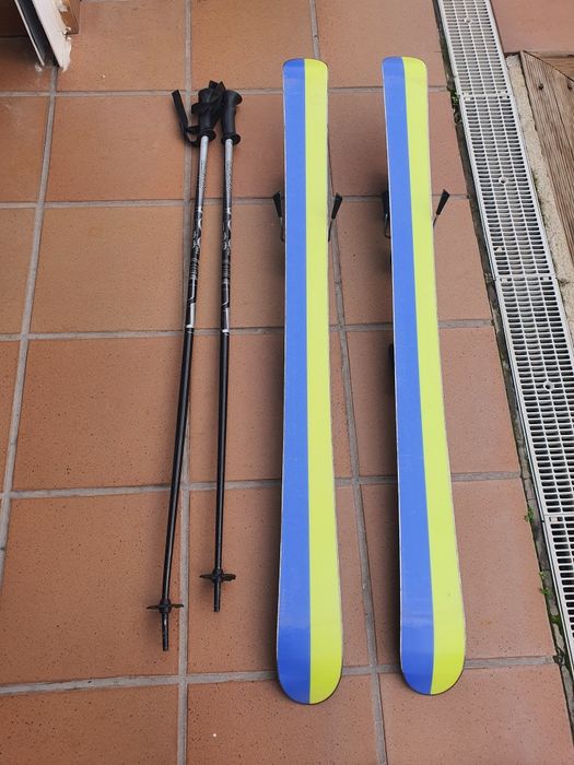 Skis, bastões e saco