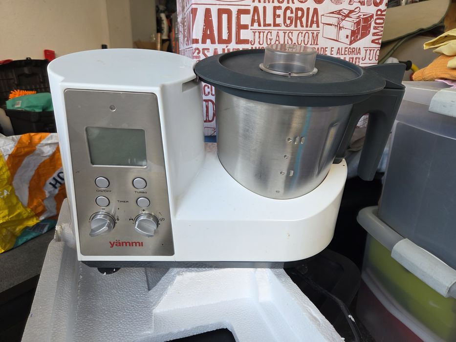 Yammi na caixa com acessório + livro de receitas