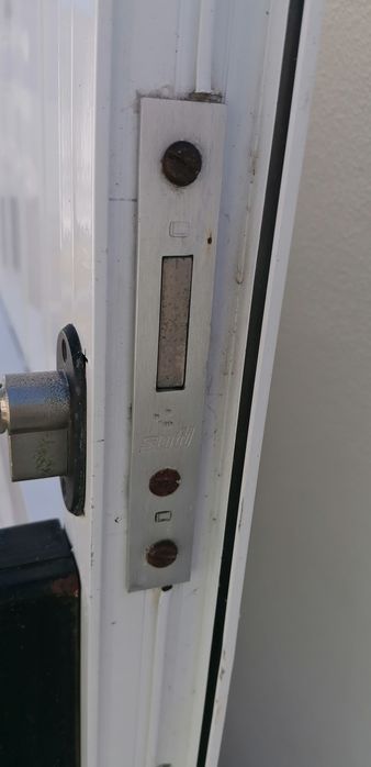Portas de Alumínio com Barras Anti-Pânico